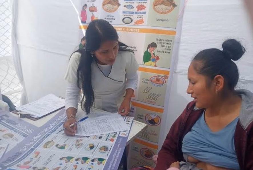 Atención nutricional con apoyo de fichas y material educativo.